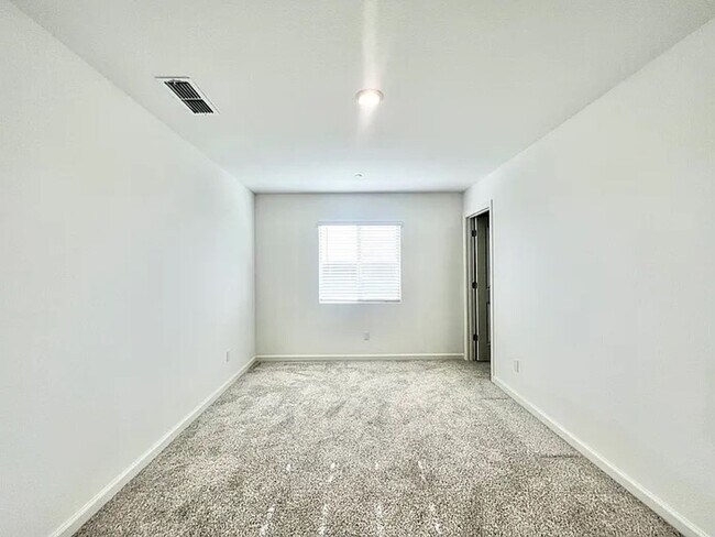 Building Photo - Spacious 4 Bedroom Home in West Roseville ...