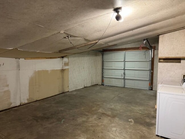 Building Photo - 2 Bedroom, 1 Bath, 1 Car Garage, Appliance...