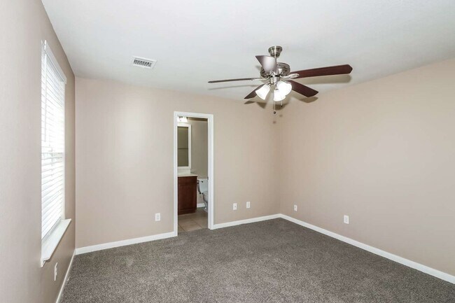 Building Photo - 28910 Rio Grande River Dr