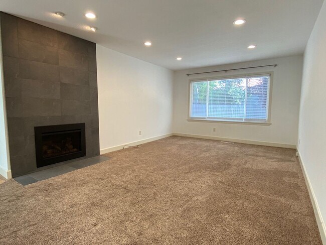 Building Photo - 3 Bedroom Home in East Santa Rosa