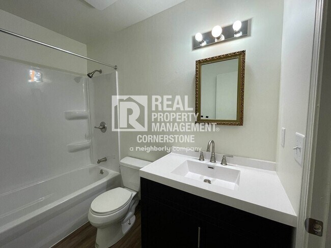 Building Photo - Updated & Inviting 2-Bedroom Townhome in Q...