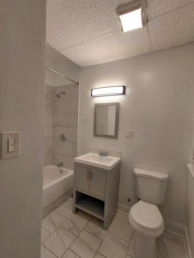 Building Photo - 1255 N Harding Ave