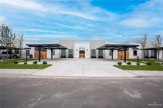 Building Photo - 28 Dragonfly St