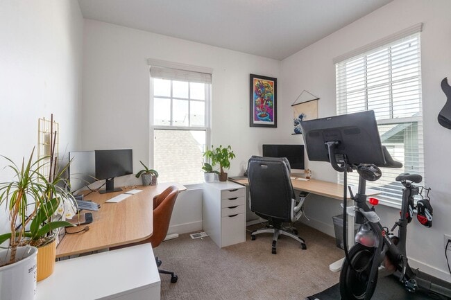 Building Photo - Daybreak living at its finest!