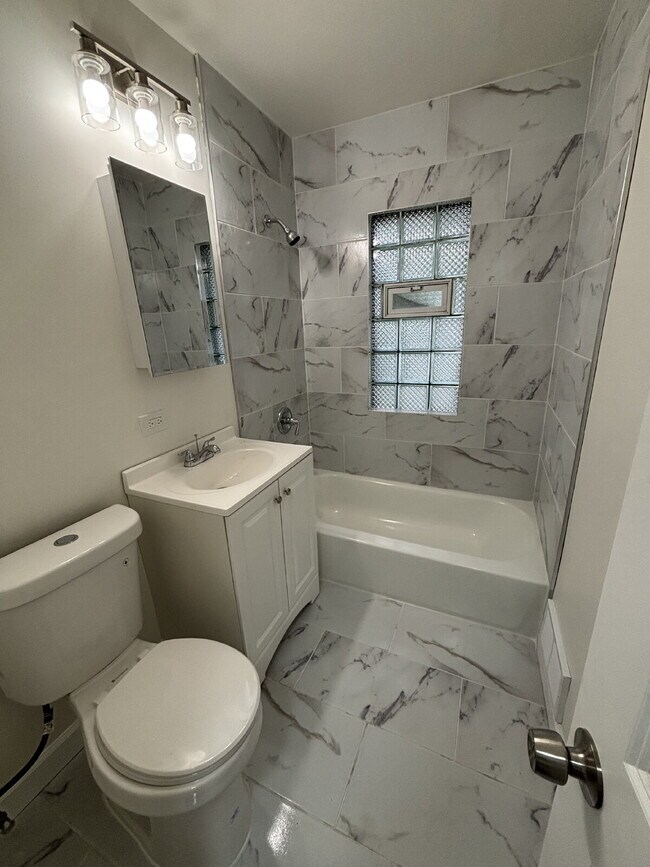 Building Photo - Classic 4 Bed Home in The Heart of Gary!
