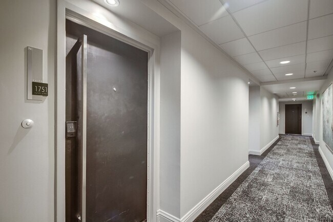 Building Photo - 425 W Beech St