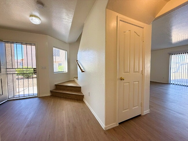 Building Photo - For Rent: Spacious 3 Bed, 2.5 Bath Home with Den & Bonus Room!