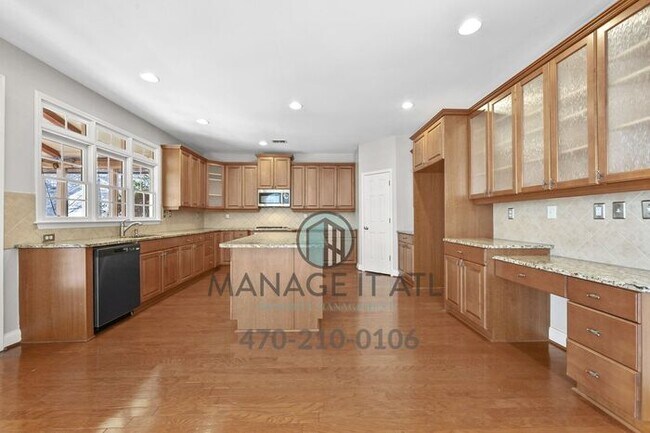 Building Photo - Fabulous 5-bedroom house with modern ameni...