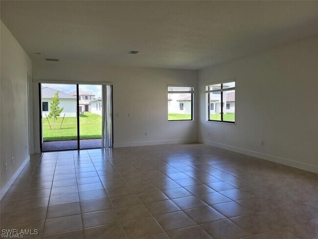 Building Photo - 5051 Florence Dr