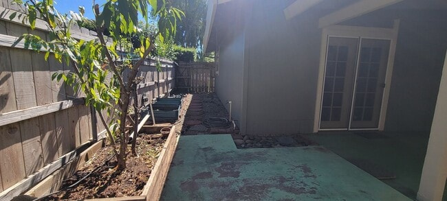 Building Photo - 2 Bedroom Condo Near Sacramento River Trail