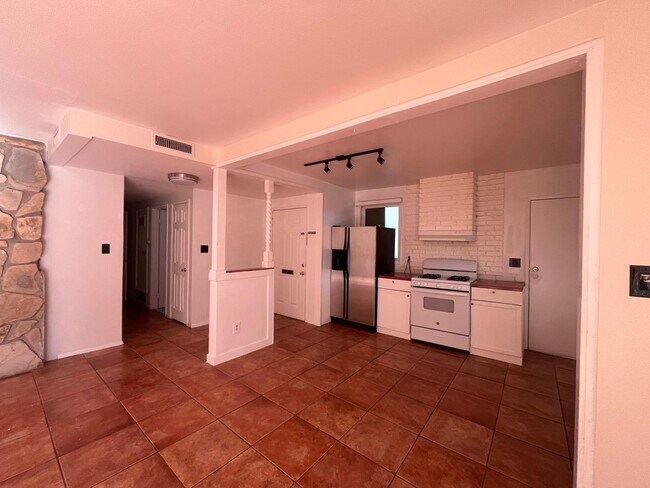 Building Photo - PRIVATE 3 bed/3 bath HOME + LARGE BONUS ROOM. NO OTHER UNITS ON PROPERTY.