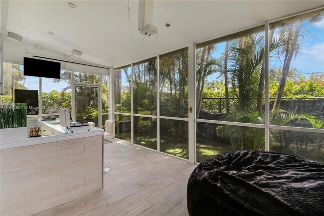 Building Photo - 6047 Seminole Gardens Cir