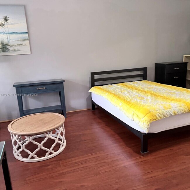 Building Photo - 2633 NE 32nd St