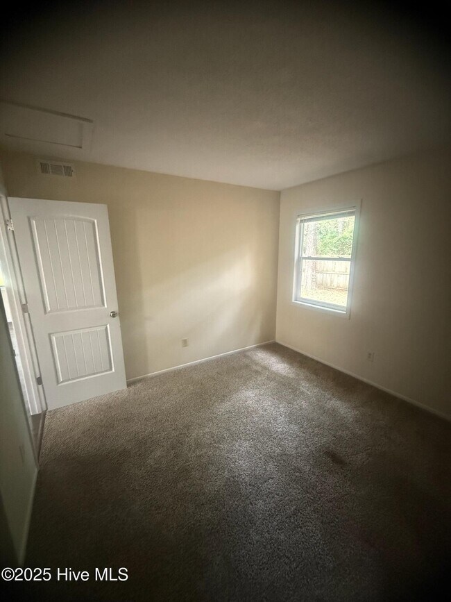 Building Photo - 137 Twinwood Dr