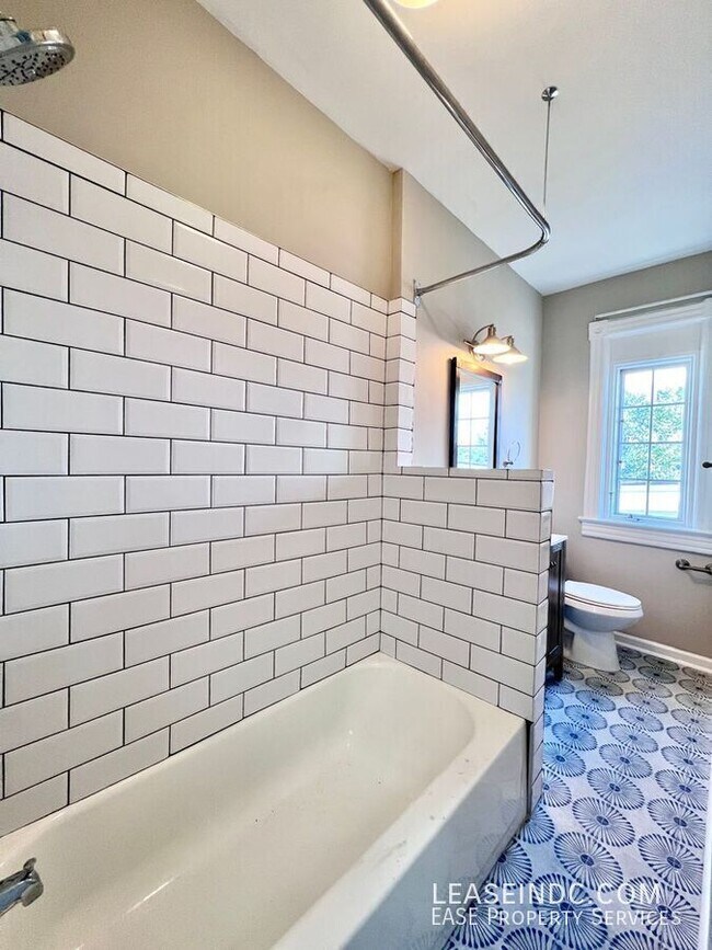 Building Photo - 342 Elm St NW
