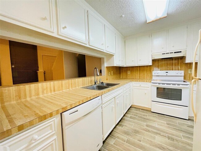 Building Photo - 13892 Hollowgreen Dr
