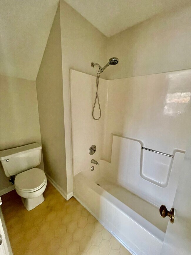 Building Photo - Welcome to this beautiful 5-bedroom, 2.5 bathroom home located in the vibrant city of Charlotte, NC