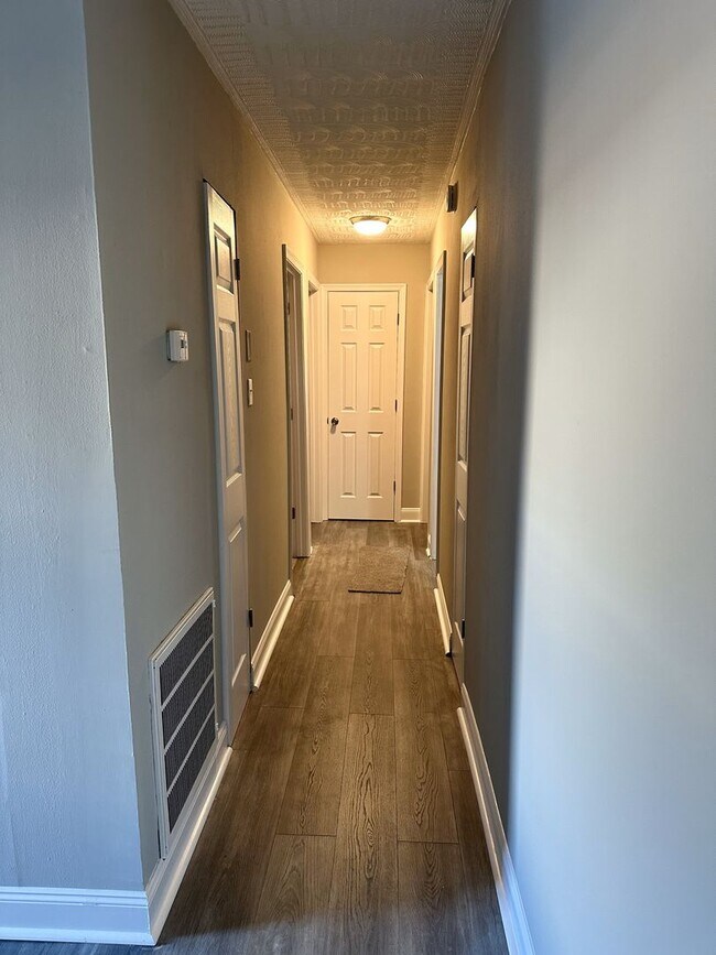 Building Photo - ***3 Bed Ranch with off-street parking and large yard!