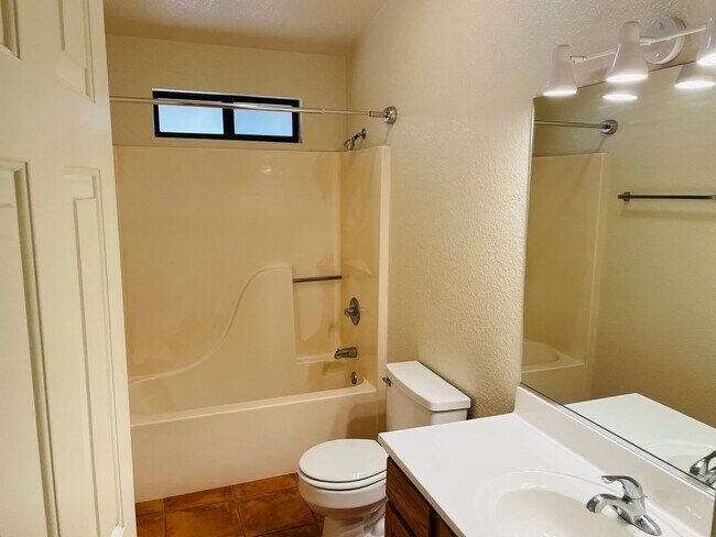 Building Photo - 30 Quartz Dr