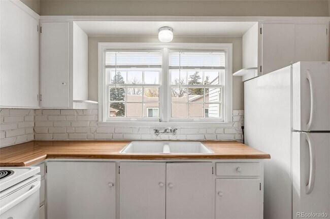 Building Photo - 1321 E Monument St