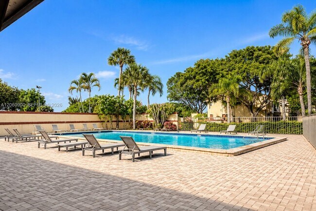 Building Photo - 6585 Somerset Dr