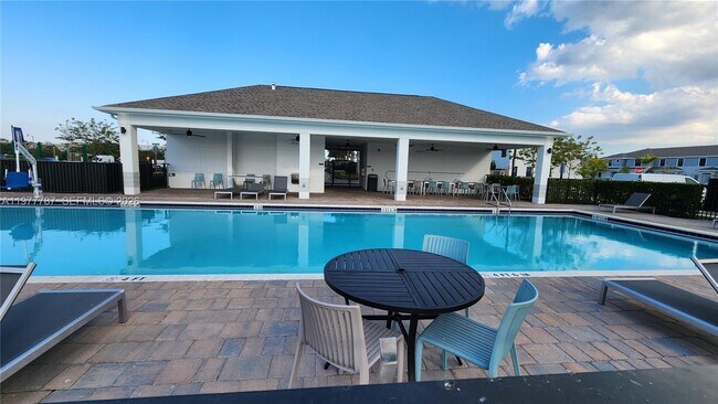 Building Photo - 371 NE 16th St