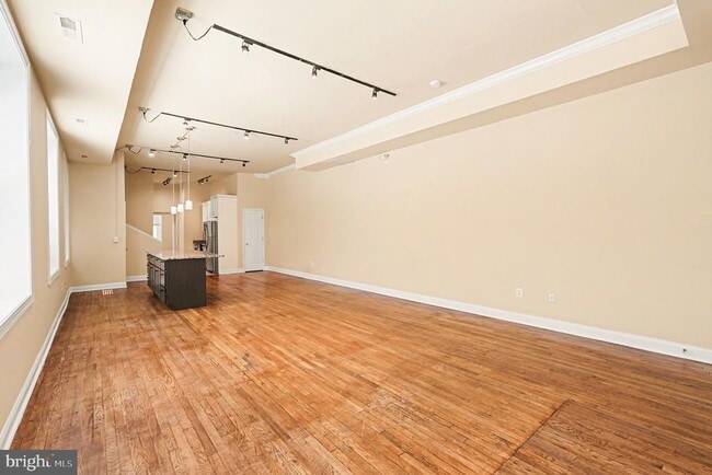 Building Photo - 338 N Charles St