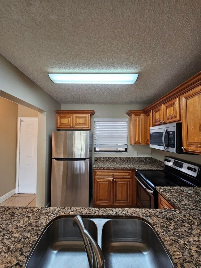 Building Photo - 1523 Lake Crystal Dr