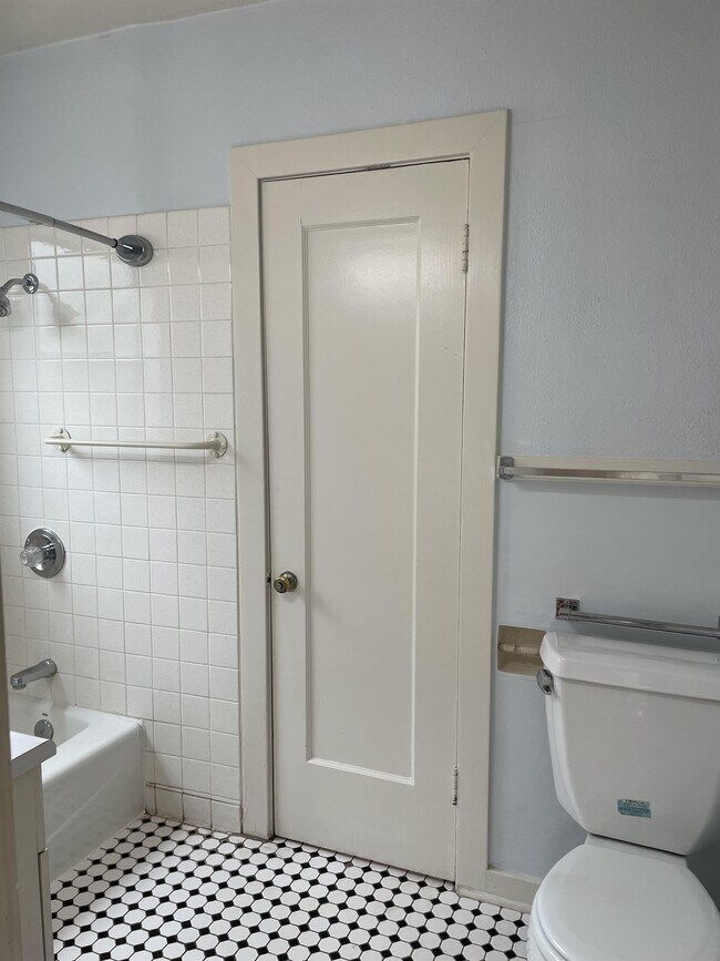 Building Photo - 437 Maple St NE