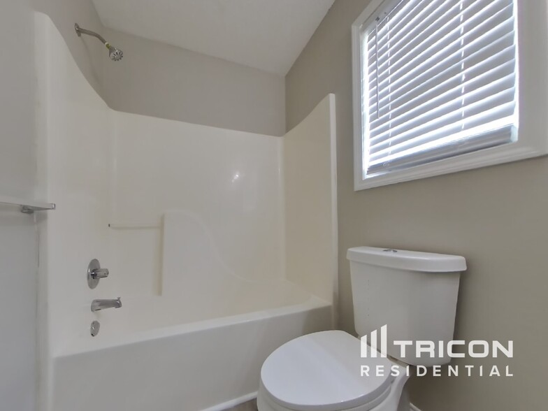 Building Photo - 381 River Trace Dr