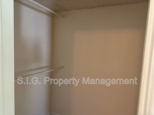 Building Photo - 2279 Saranne St