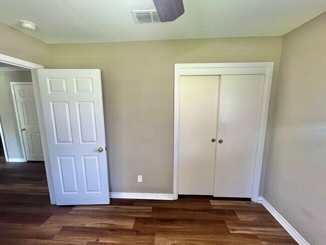 Building Photo - Tour Today! 3 Bedroom 2 Bath Single Family Home in Longview!
