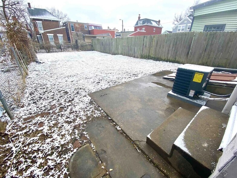 Building Photo - 313 E 16th St