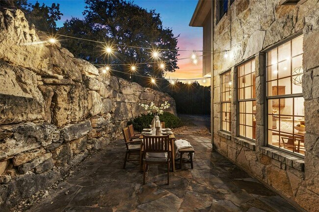 Building Photo - 1420 Mirador