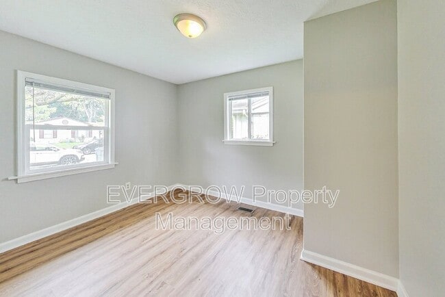 Building Photo - 3962 Strathmore Dr