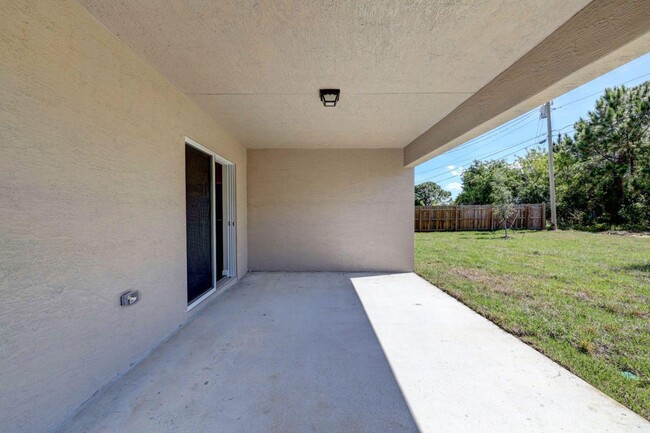 Building Photo - 1294 SW Patricia Ave
