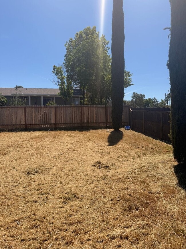 Building Photo - Updated 3-bedroom, 2-bath home in Redding