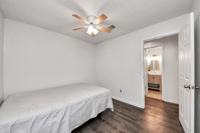 Building Photo - 1415 Parry-Sound
