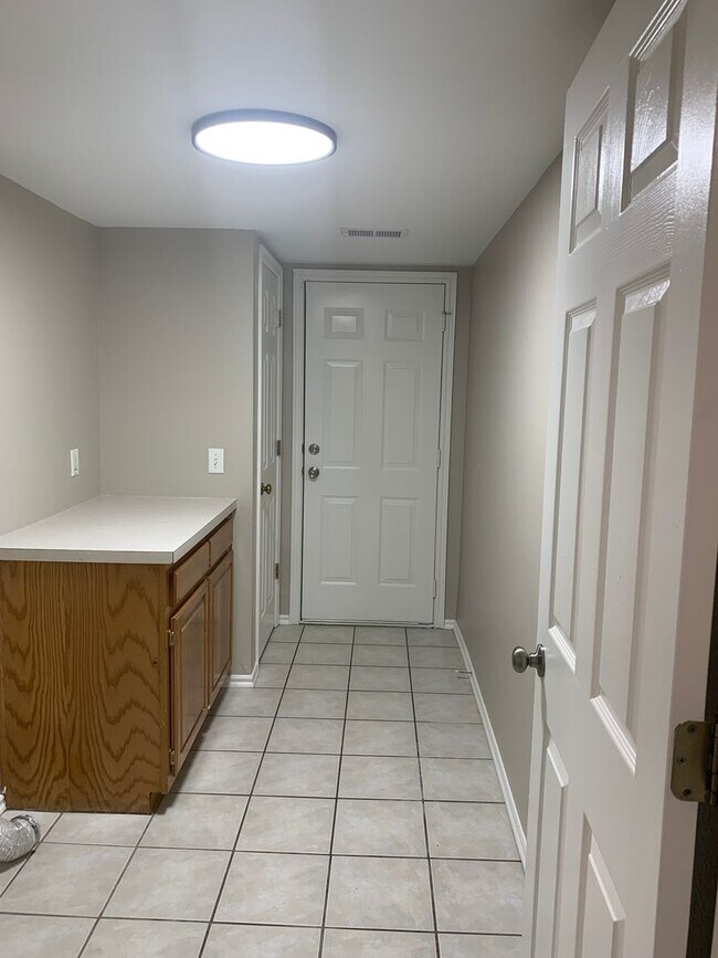 Building Photo - Spacious 4-bedroom home offers an easy com...