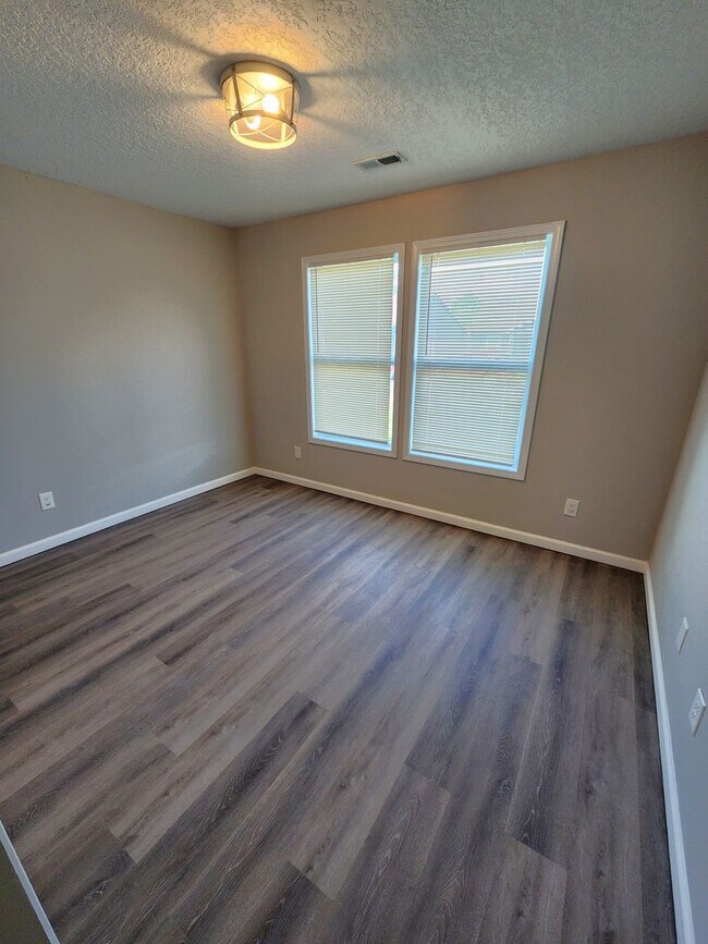 Building Photo - 7110 SW Greenview Dr