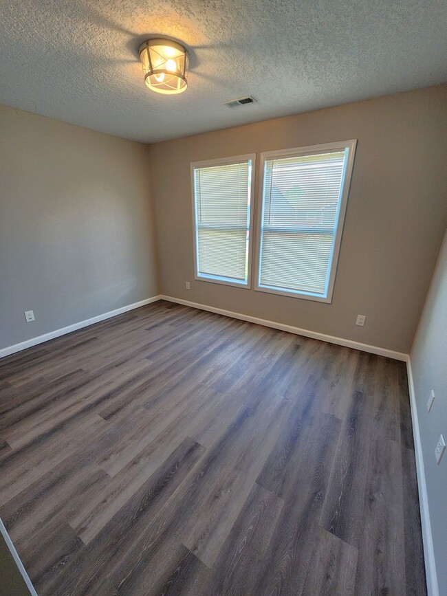 Building Photo - Like new 4BR, 2BTH with att gar and over 1500sq ft!