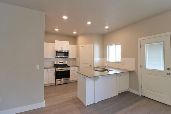 Building Photo - Brand New 3 bedroom Townhome In Cedar City...
