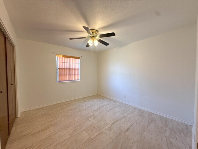 Building Photo - 201 Gumwood Ln