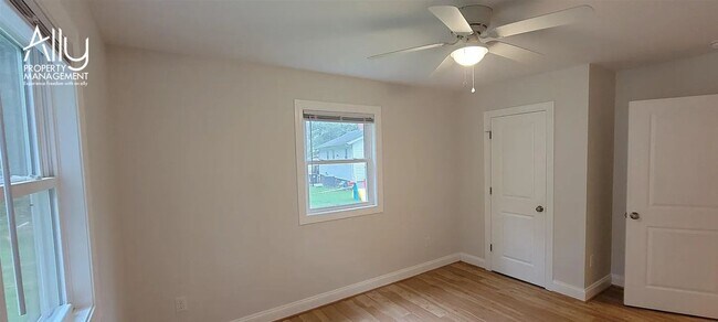 Building Photo - 290 Windfield Cir