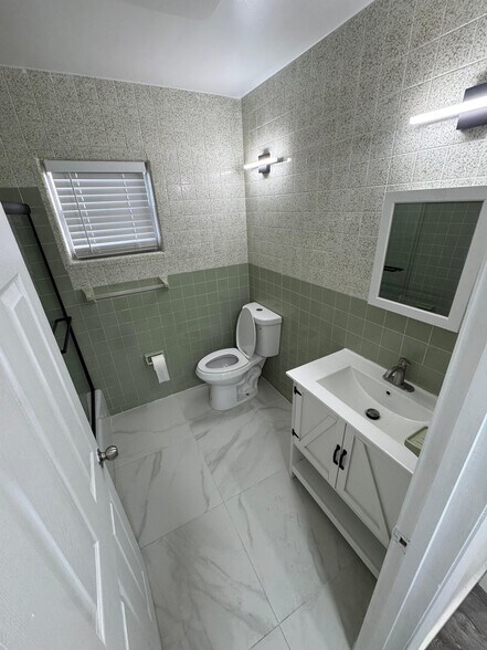 Building Photo - 1515 Camphor Dr