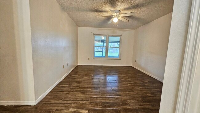 Building Photo - 1371 Melshire Ave