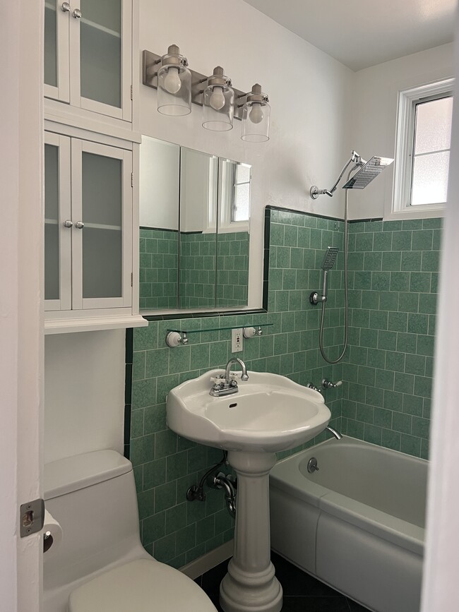 vintage bath - 17321 Martha St