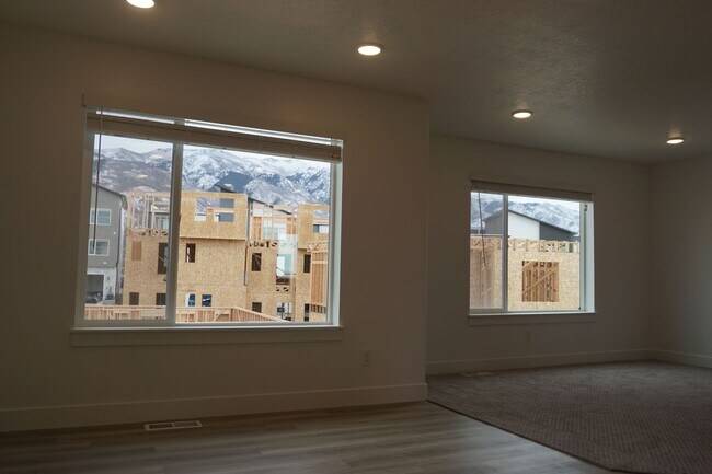 Building Photo - Layton Townhome 3 Bed 2.5 Bath