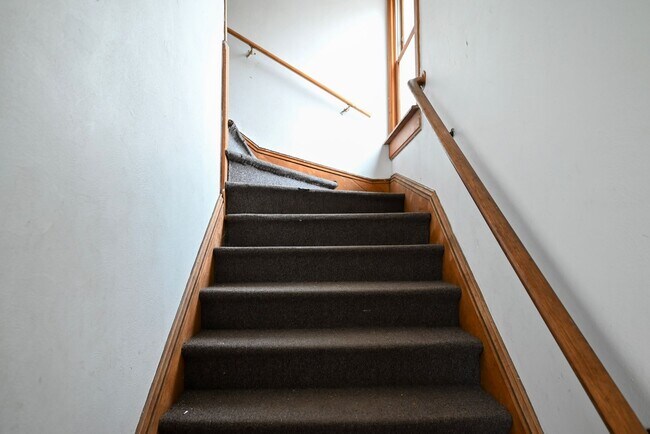 Building Photo - 405-407 W Main St - Duplex