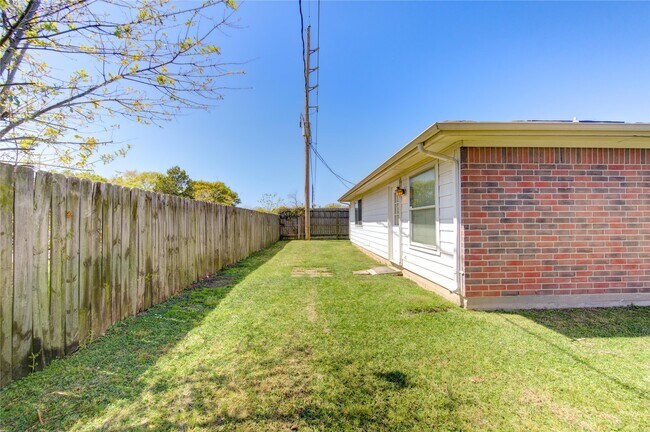 Building Photo - 5349 Pinewood Terrace